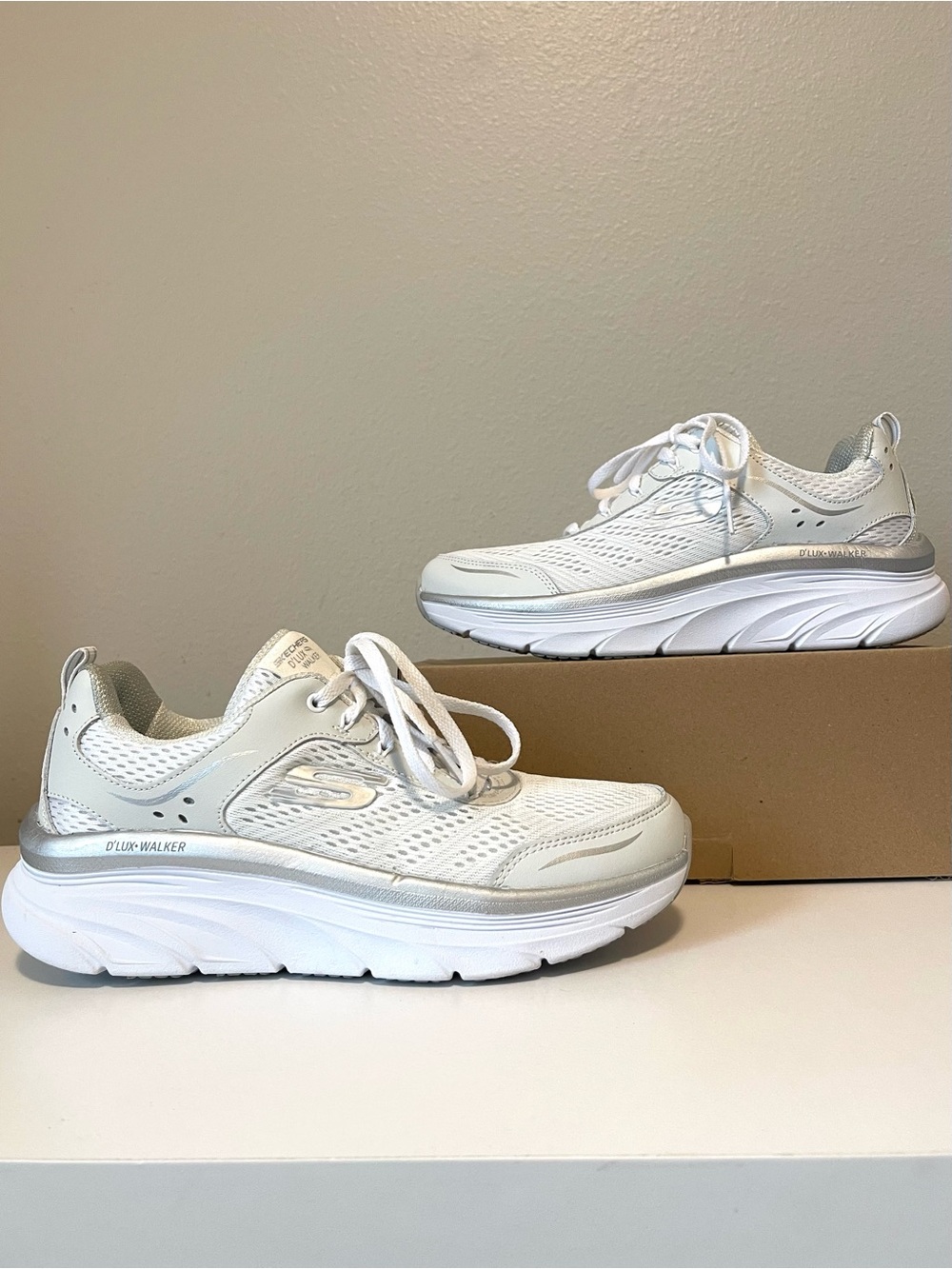Skechers D’Lux Walker Sneakers - Cooled Relaxed Fit Memory Foam Insole - Size 8